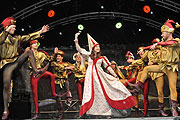 Moriskentänzer auf dem Marienplatz 2011 (©Foto. Ingrid Grossmann)
